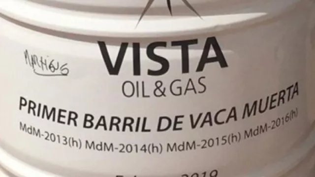 Vista Oil & Gas mostró orgullosa su primer barril de petróleo de la formación Vaca Muerta
