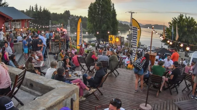 “Celebrities” y más de 500 jóvenes disfrutaron del “afterlake” de Cerveza Kunstmann