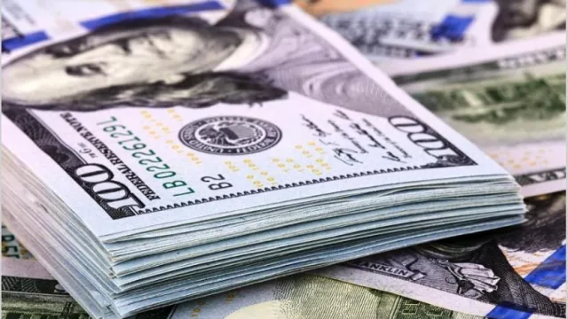 Con $ 8 y paciencia se puede comprar un dólar y recibirlo en 2037