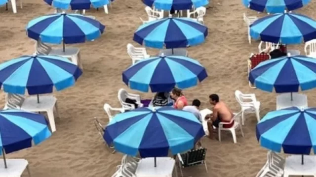 Verano de “plástico”: los neuquinos que elijan la costa atlántica podrán financiar hasta en seis cuotas alquileres de carpas y sombrillas