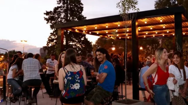 Antares ya abrió en Neuquén, una cerveza artesanal líder que propone un destacado espacio para pasarla bien