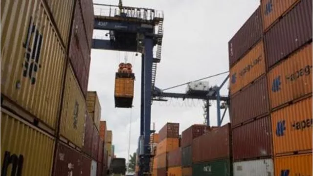 Gracias al superpeso, concentrado en gas y granos vuelve superávit comercial