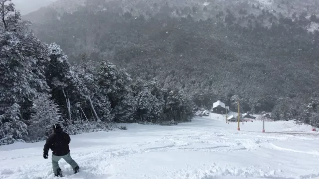 Hay nieve en Neuquén y Cerro Bayo mantiene sus puertas abiertas