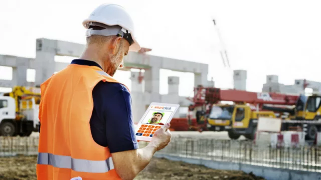 Ya hay 100 empresas de Uruguay que pagan sueldos por una selfie (by XmartClock)