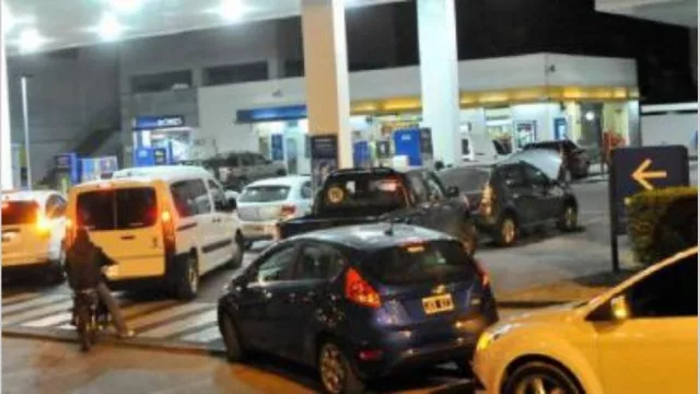 Llenar el tanque en la Argentina insume siete veces más esfuerzo que en EE.UU.