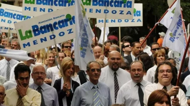 Finalmente los bancarios acordaron un aumento del 15% con cláusula de actualización