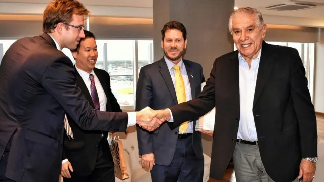 Guillermo Pereyra analizó “Vaca Muerta” y su contexto petrolero con funcionarios de la Embajada norteamericana