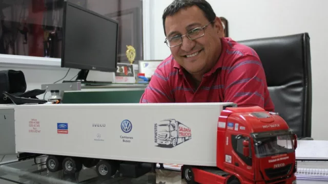 Carlos Saldaña tiene en su familia el sostén de su vida (y en la vida comercial también recibe esa ayuda)