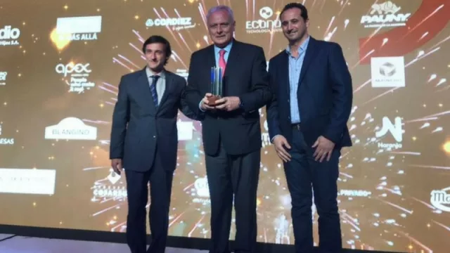 Martín Tardella entregando el premio Mejor Capital Humano a Sanatorio Allende