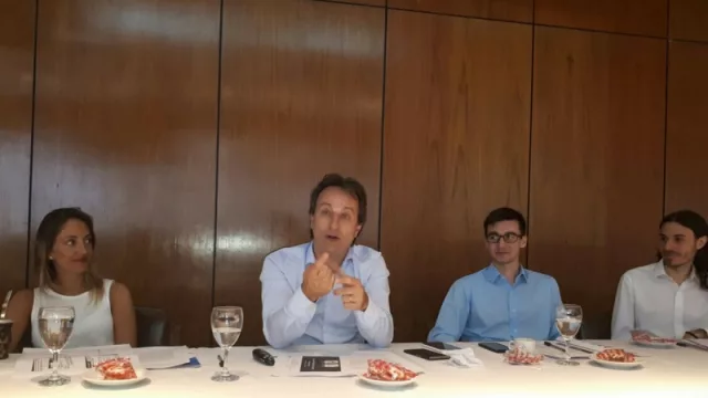 Alza del 3% del PBI, inflación por arriba del 23% y dólar atrasado para 2017 (la mirada del IIE de la Bolsa)