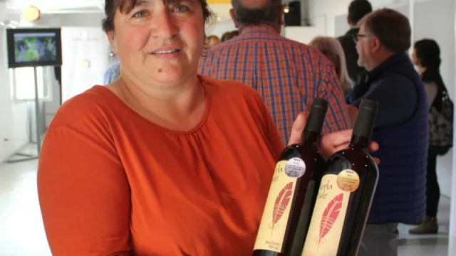 “Puerta Oeste” es un vino artesanal que se abre camino desde Senillosa (en poco tiempo salen con un reserva)