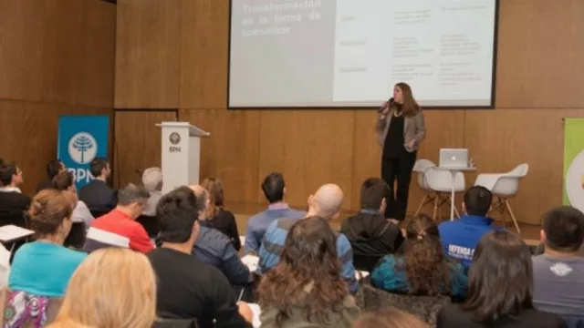 Alexandra Carballo capacitó en “comunicación y estrategia de redes sociales” (habló de “escucha activa” y mediciones)