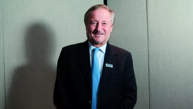 Rattazzi (todavía) no aprende a hablar chino (preparan un gran evento con Macri en diciembre para el X6S)