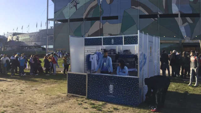 Negocio (casi) redondo en el Centenario: la AUF pudo recaudar por productos oficiales