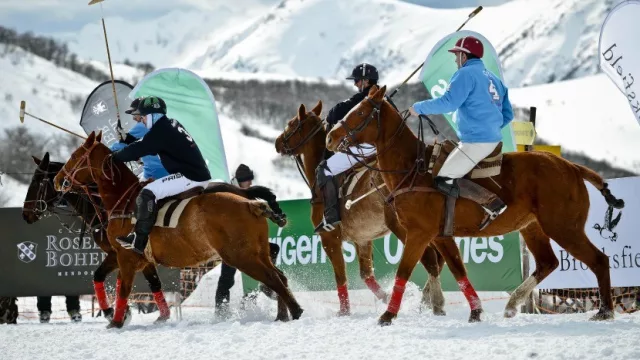 Se juega la Copa “Snow Polo Cerro Bayo” (competencia en la altura neuquina)