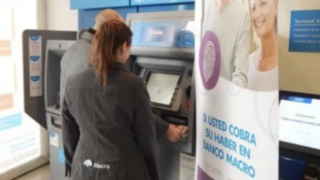 Macro suma cajeros con lector de huellas digitales