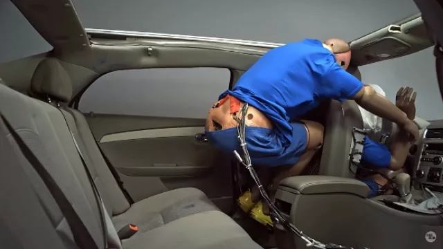 Usar el cinturón trasero puede salvar la vida… del conductor