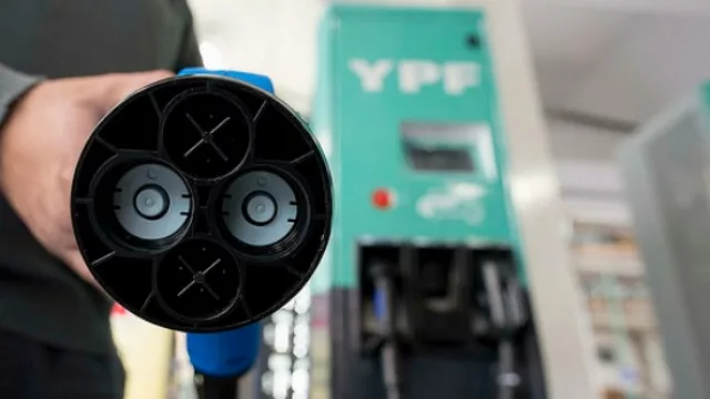 YPF ya instaló los primeros cargadores eléctricos en CABA
