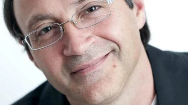 Banco Hipotecario y Grupo Planeta presentan: “El artista más grande del mundo” (obra de Juan José Becerra)