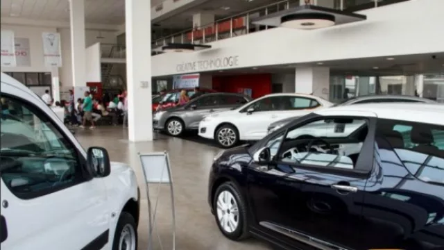 El gobierno reduciría impuestos a los autos