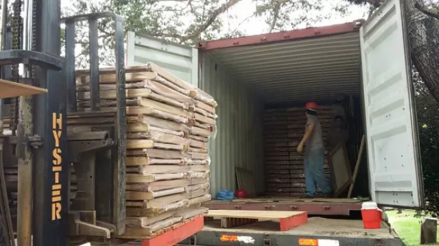 Partió el primer cargamento de muebles hechos en Paraguay con madera reforestada a Europa