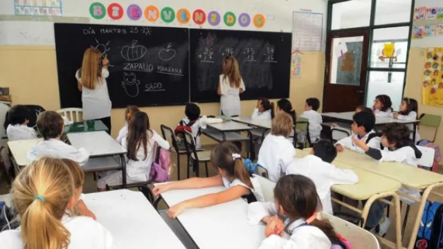 Por paros docentes, los últimos diez años se dictaron 400 horas menos de clases