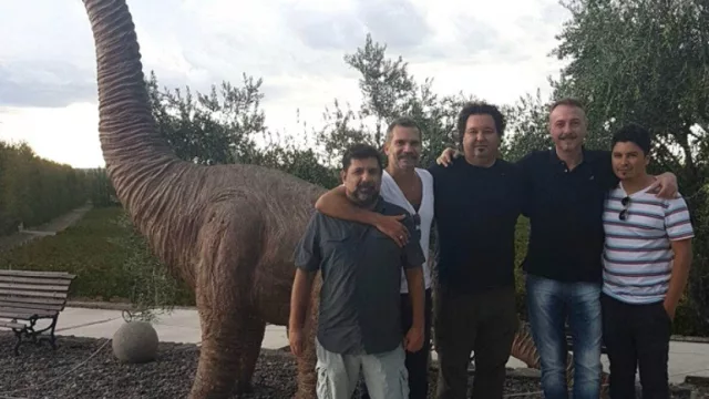 El músico Pedro Aznar visitó la Bodega Familia Schroeder acompañado por Guillermo Fedorco