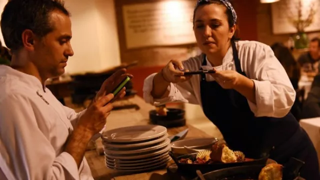 Narda Lepes y el chef Mauricio Couly fotografiando platos