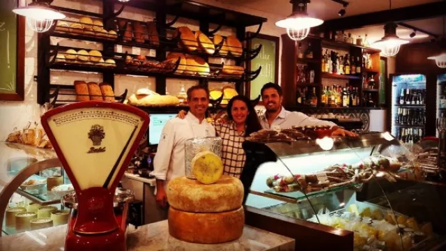 En el almacén (de izq. a der.) el chef Mauricio Couly, Narda Lepes y el otro hermano Edgard Couly