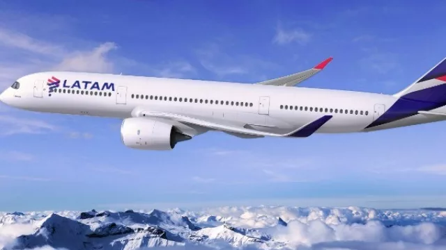 Atención: conflicto entre tripulantes de cabina y LATAM podría traer problemas en los vuelos en navidad y fin de año