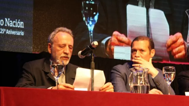 Carlos Roberti, presidente de la Asociación de Comercio, Industria, Producción y Afines de Neuquén (ACIPAN) y el gobernador de la provincia, Omar Gutiérrez.