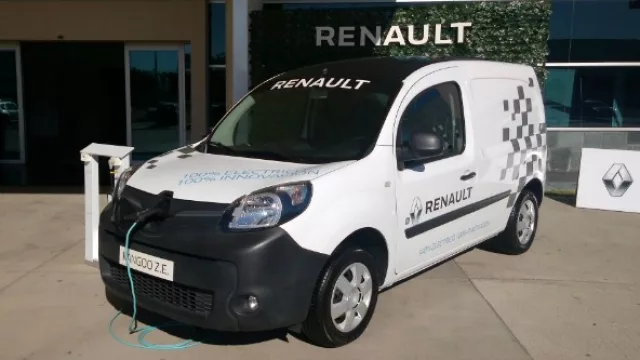 La Kangoo ZE -y su sistema de carga eléctrico- ayer en el ingreso al Quorum.