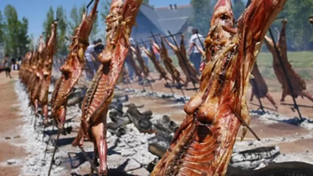 Con bombos, platillos, danza y música en vivo se presentó la Fiesta Nacional del Chivito 2016