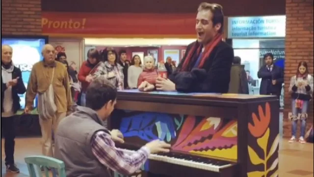 Un piano dando vueltas por Montevideo