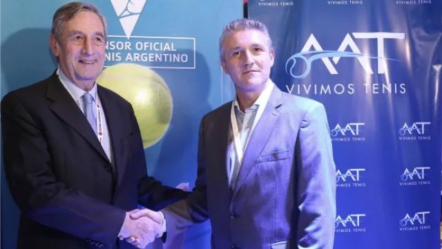 Diego Placente, Gerente Comercial de San Cristóbal Seguros y Armando Cervone, presidente de la Asociación Argentina de Tenis (AAT) ratificando el acuerdo, en el marco de Expoestrategas.