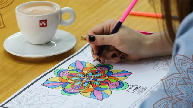 ¿Y si nos tomamos un café y pintamos una mandala?
