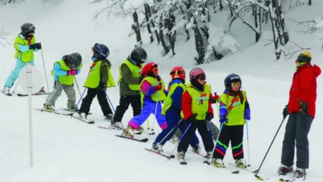 El Cerro Bayo recibe a 500 niños neuquinos en el marco del Programa de Esquí Escolar