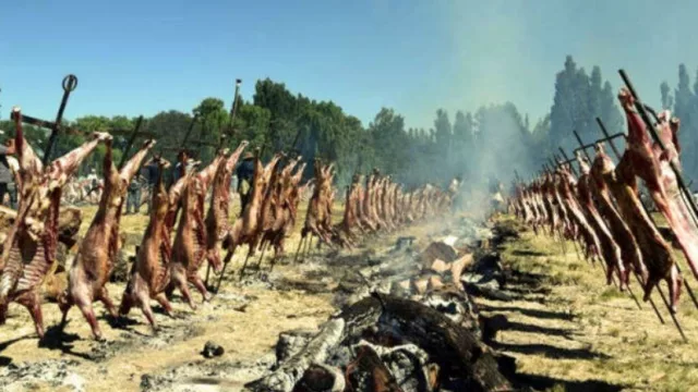 No hay asado con hueso pero si chivito para todos y todas en la región