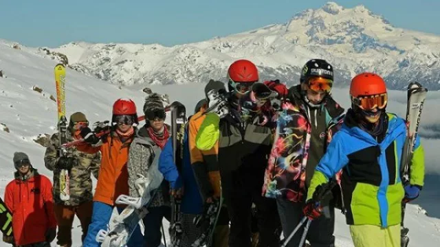 Tarde pero seguro: llegó la nieve y el Cerro Bayo atrae multitudes (2.000 personas el sábado)