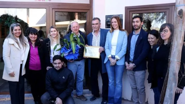 Se descubrió las placas que reconocen a vidriería Fonseca y La Deliciosa (como comercios históricos de Centenario)