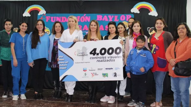 Tecpetrol junto a Fundación Baylor entregó lentes a alumnos de Rincón de los Sauces (superando los 4.000 controles visuales)