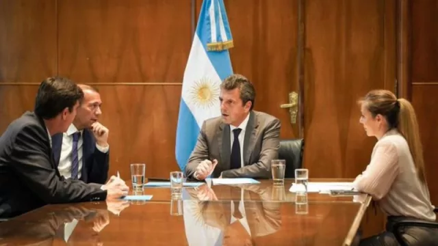 El CEO de Oleoductos del Valle (Oldelval), Ricardo Hösel junto al gobernador de Neuquén, Omar Gutiérrez, el ministro de Economía, Sergio Massa y la secretaria de Energía, Flavia Royon