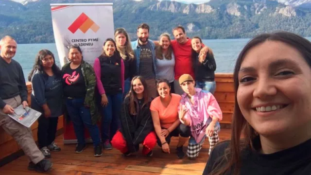 Emprendedores (y empleados) de Villa Traful se capacitaron en manipulación segura de alimentos