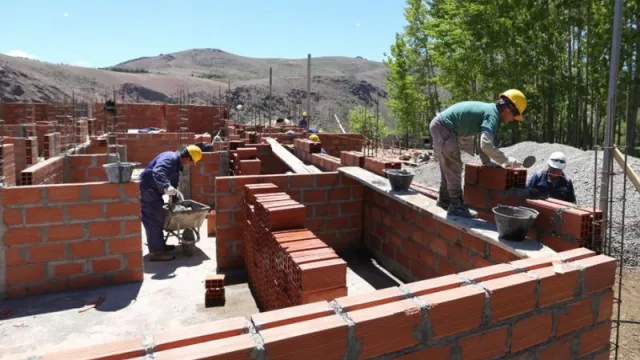 Neuquén volvió a crecer en la construcción con 15.000 empleos (y ya creó 5.600 puestos desde la pandemia)