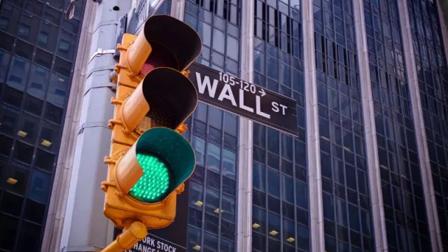 Wall Street en verde: qué miran los inversores hoy