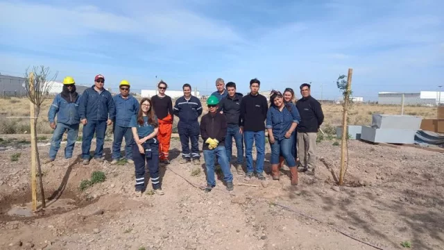 Más árboles por el planeta en Base Añelo