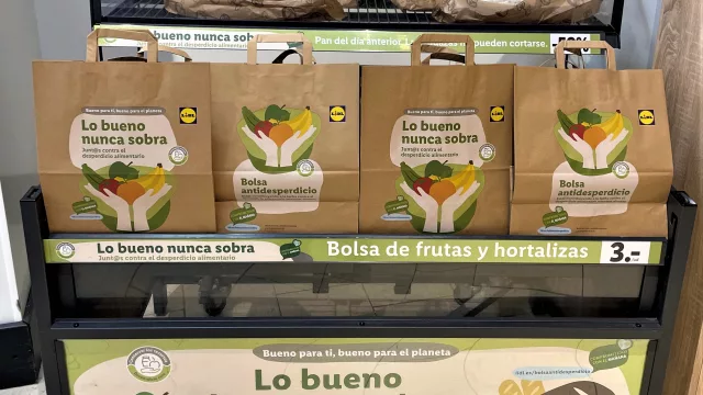 Lidl lanza la bolsa antidesperdicio de frutas y verduras (un pack por 3 euros que no cumplen con los estándares estéticos, pero sí son aptas para su consumo)