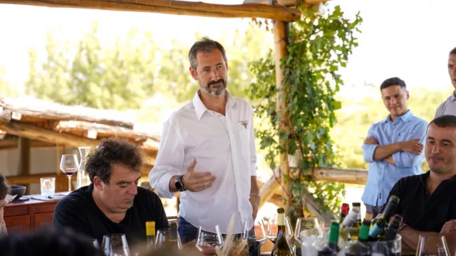 Tim Atkin visitó  a los productores de Los chacayes ( y destacó la labor de su Asociación Civil)