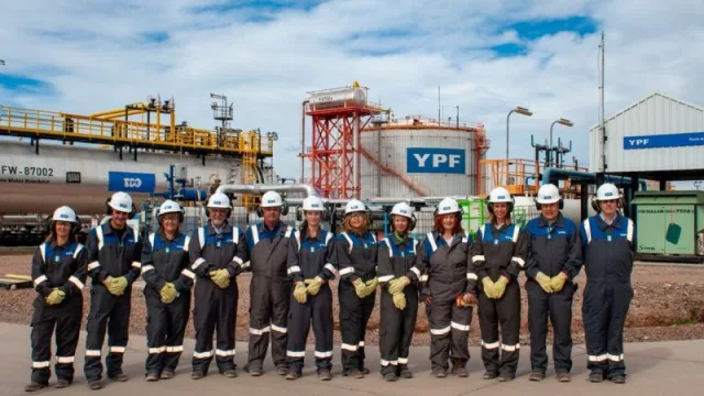 Visita de diputados nacionales a la planta de YPF en Vaca Muerta