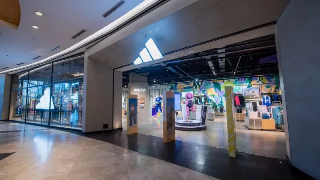 Adidas se suma a la ola de expansión de las marcas deportivas y abre un nuevo local ´verde´ en el DOT